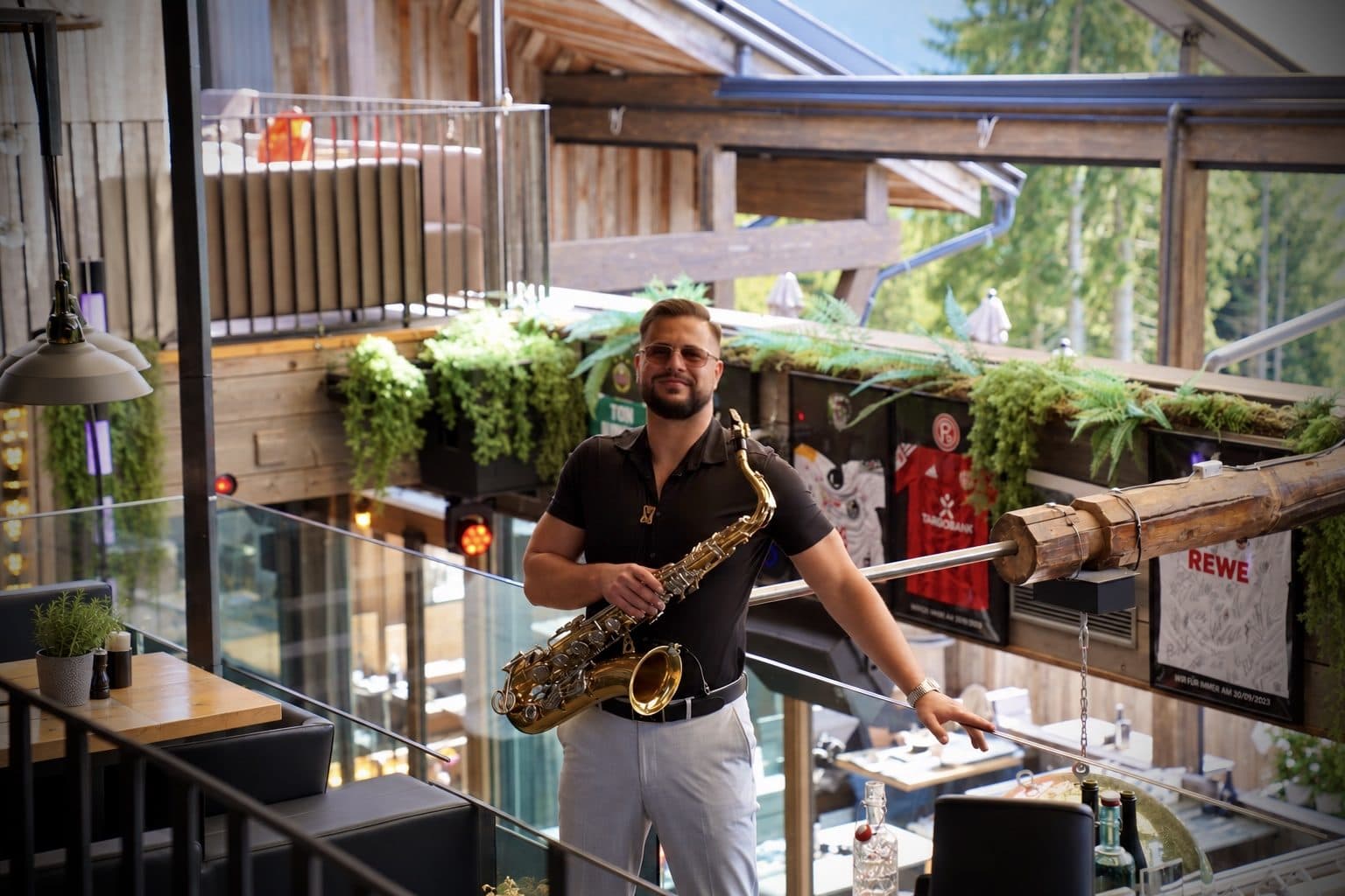 Rauf Schäffer mit Saxophon in einem Restaurant